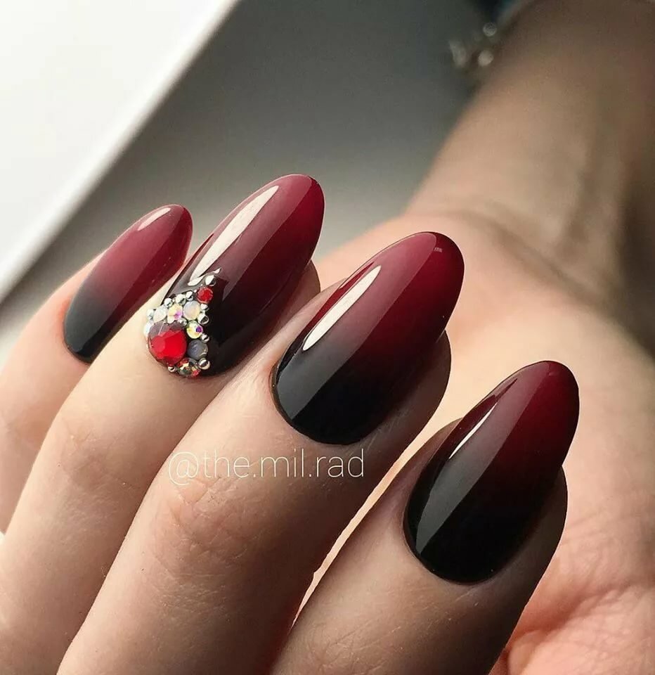 Градиент на ногтях красный с черным