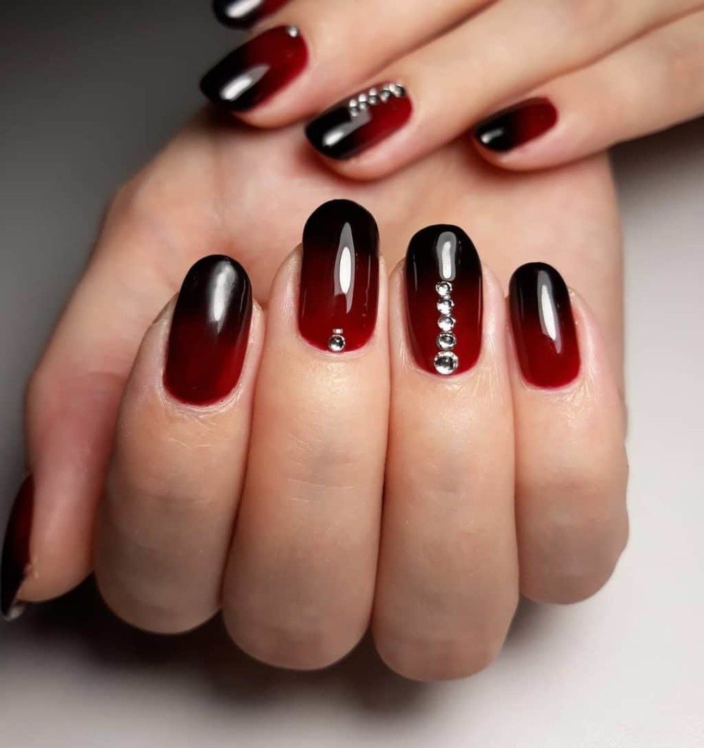 Градиент на ногтях красный с черным
