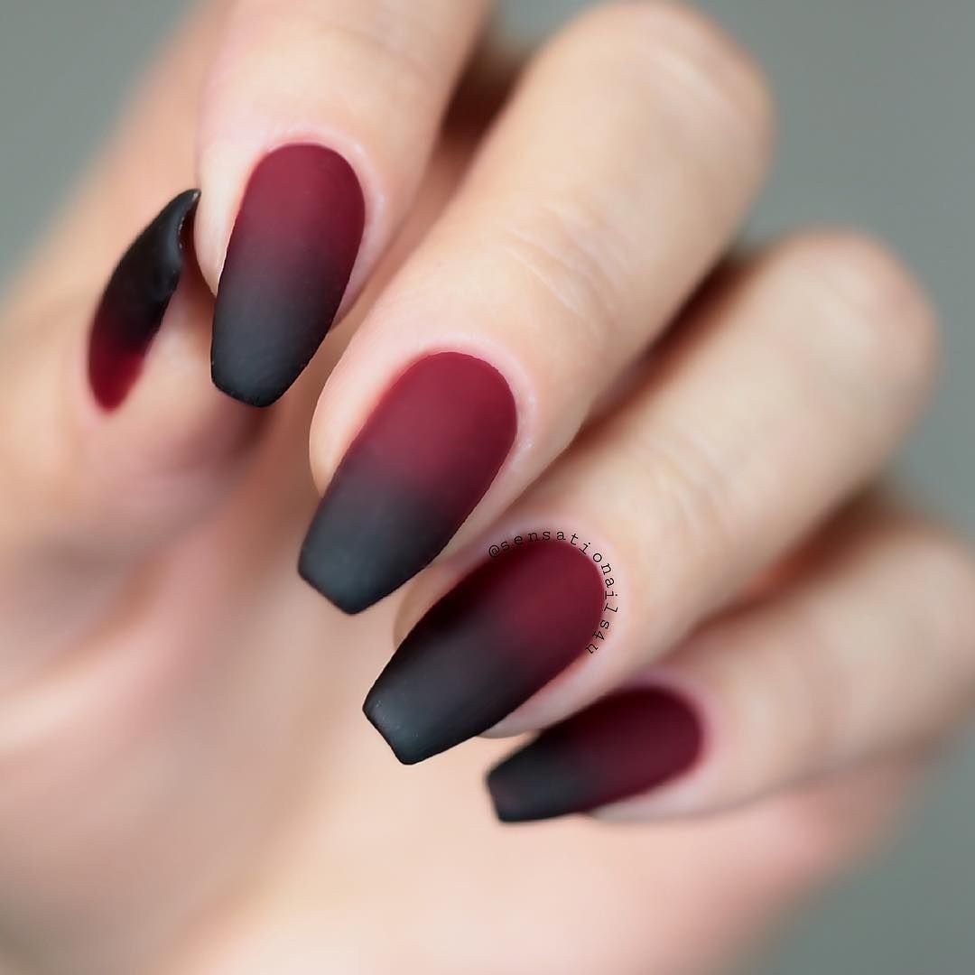 Красный маникюр с камнями