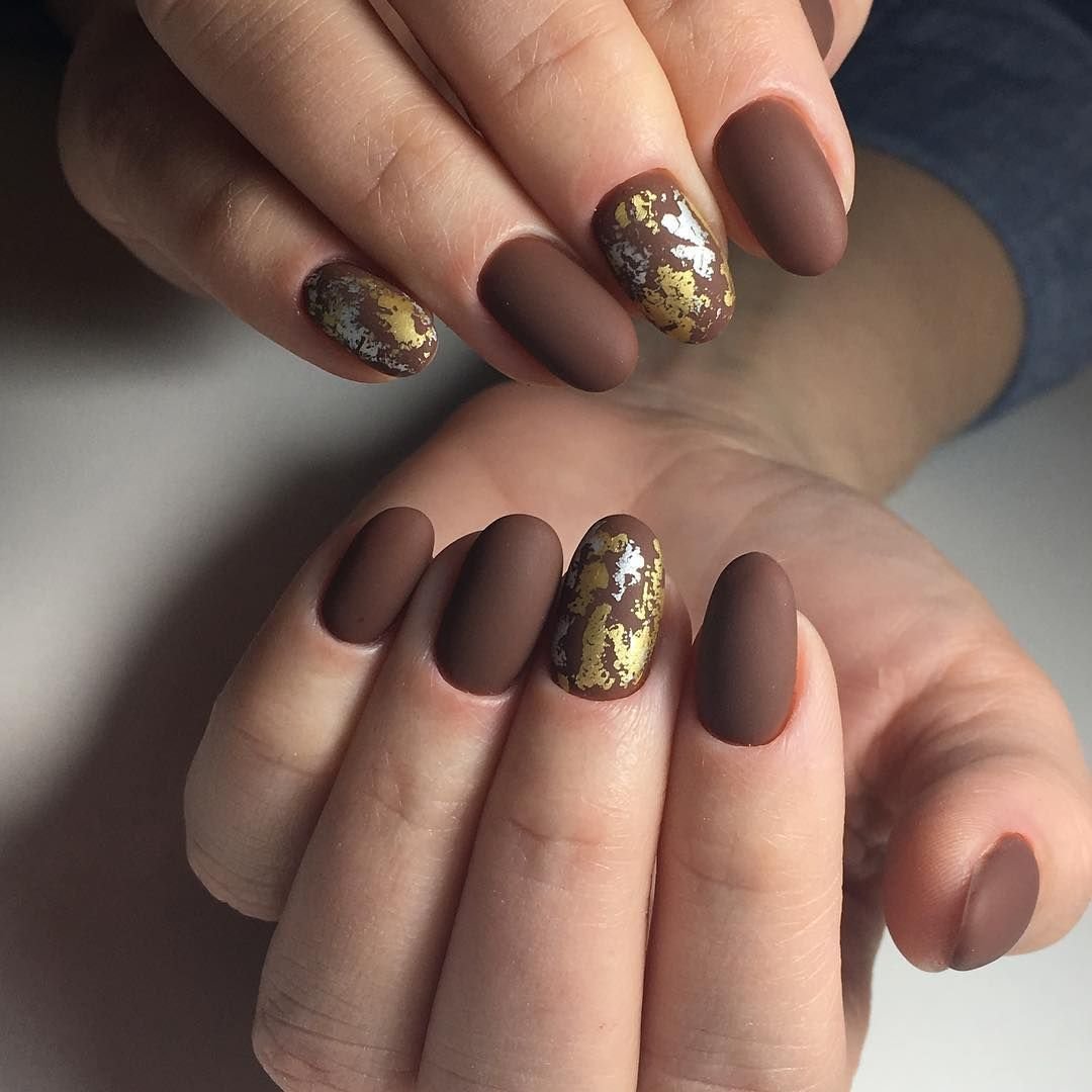 Коричневый маникюр