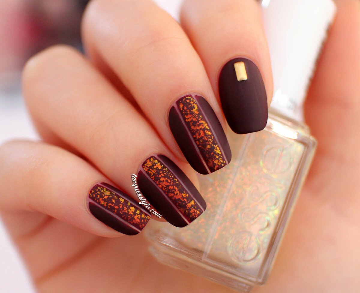 Маникюр коричневый с золотым
