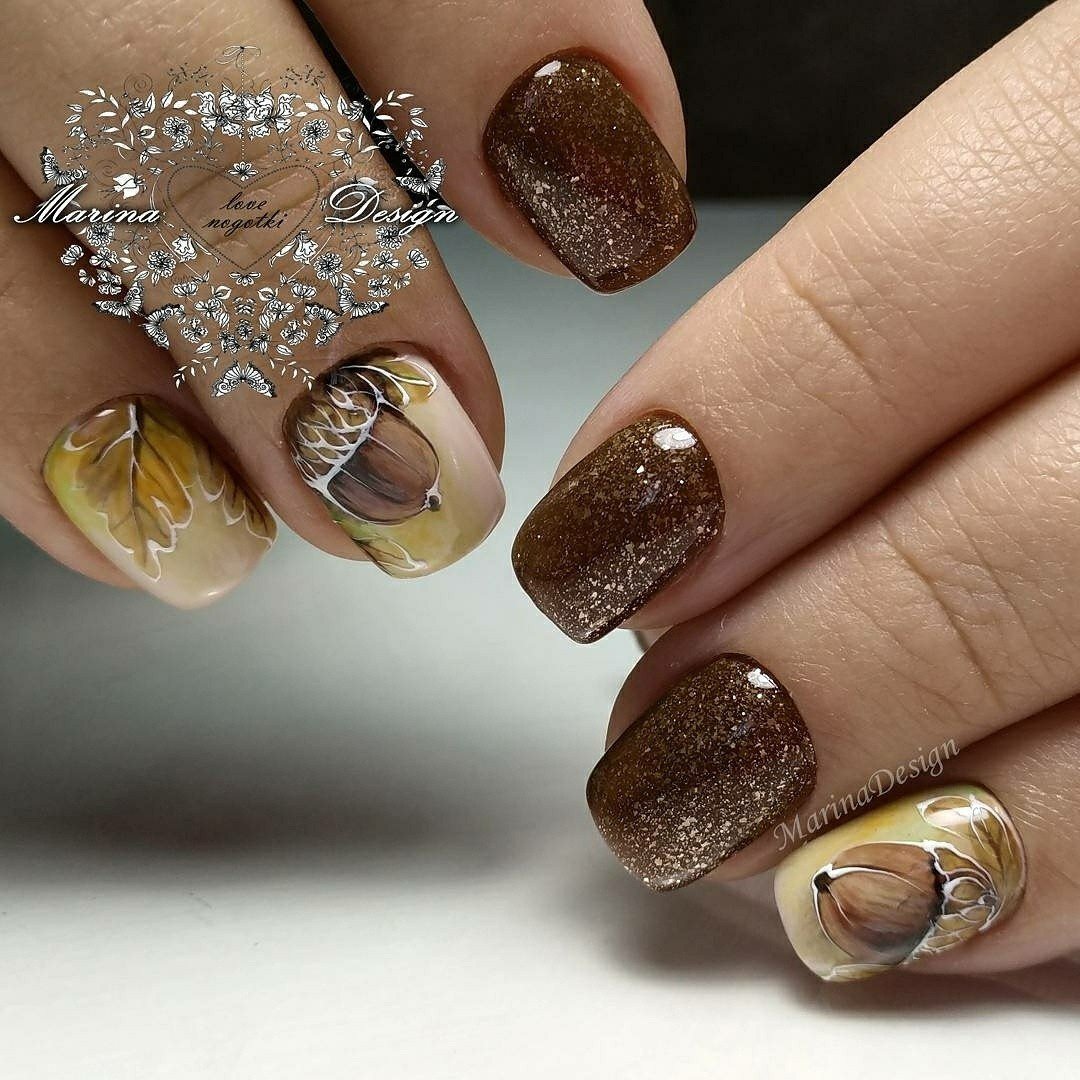 Коричневый маникюр с золотом