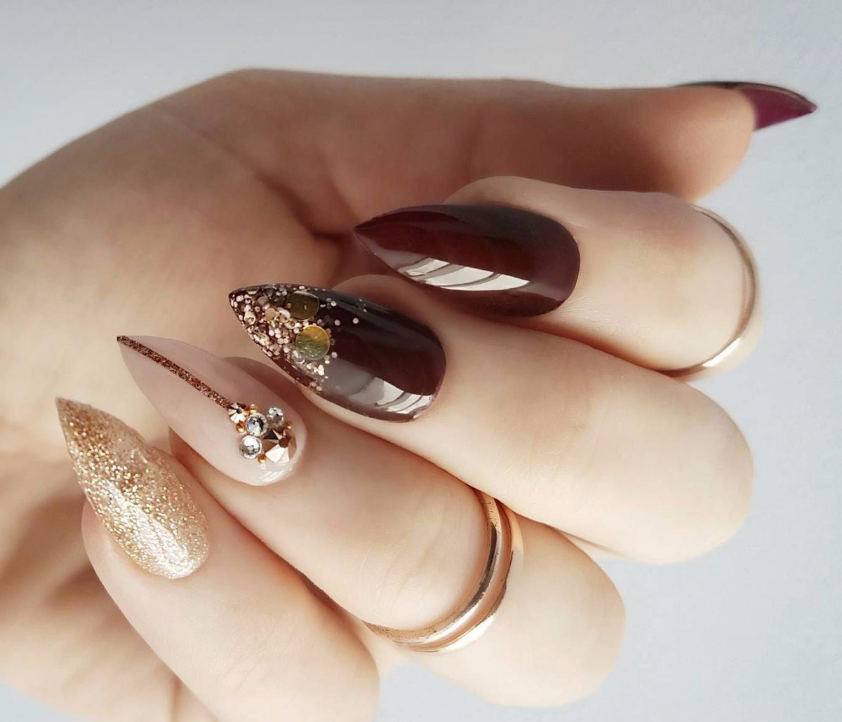 Маникюр коричневый с золотым фото
