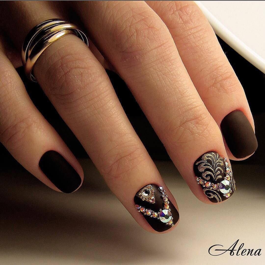 Маникюр коричневый с золотым