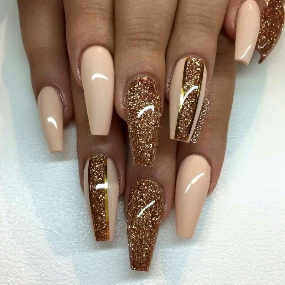 Маникюр коричневый с блестками