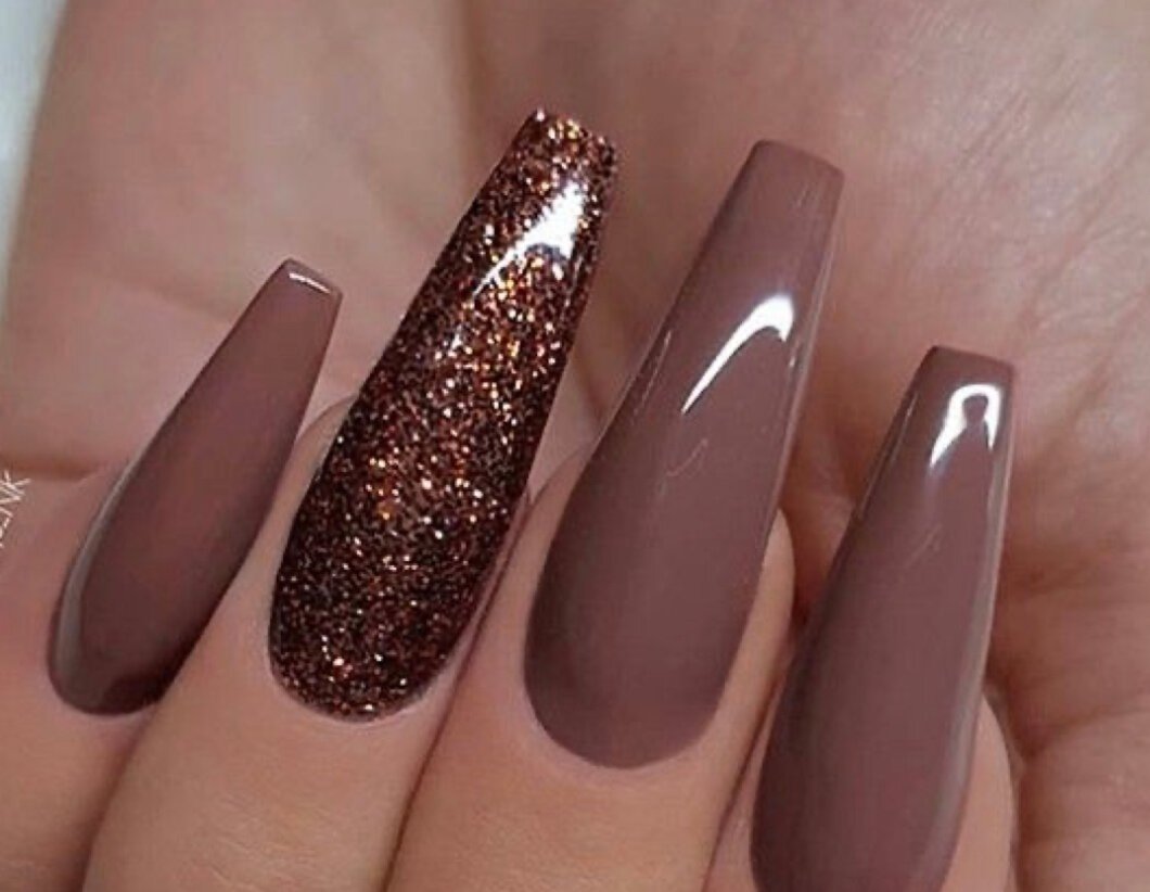 Шоколадный маникюр с золотом