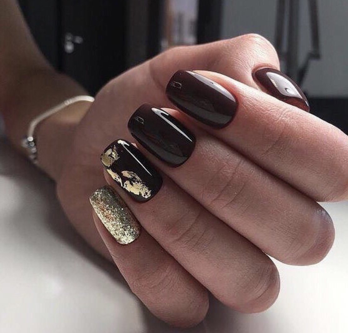 Маникюр коричневый матовый