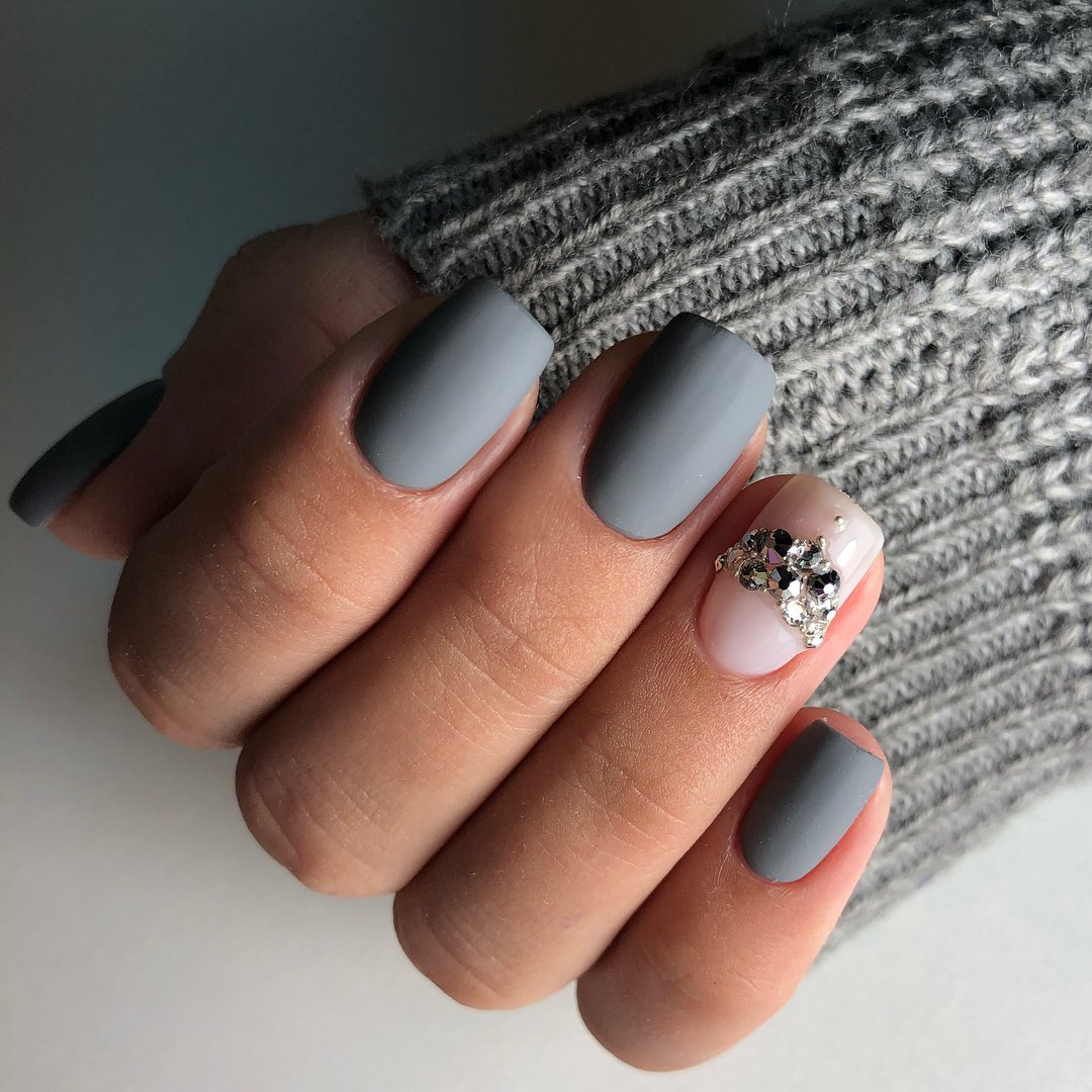 Серый маникюр