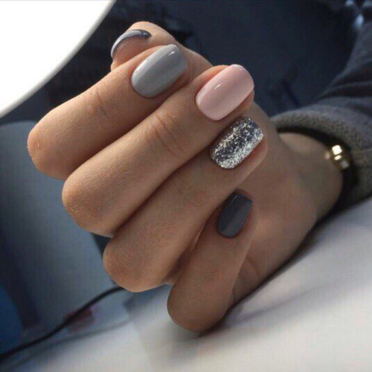 Ногти серые с белым
