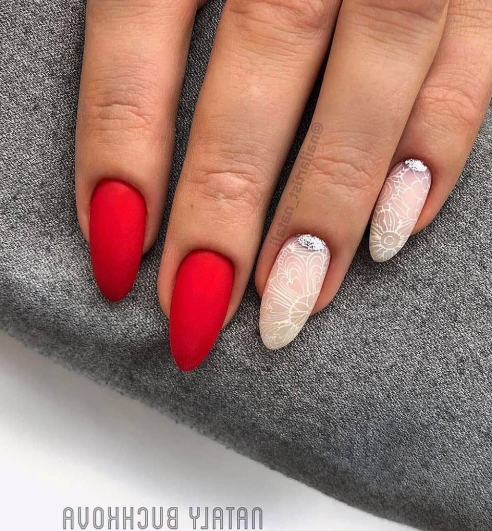 Осенний маникюр в серых тонах