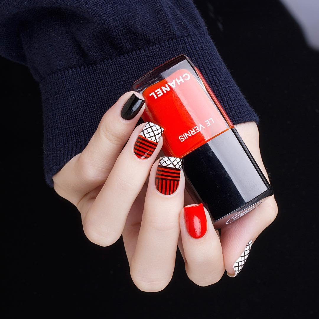 Маникюр красный с черным