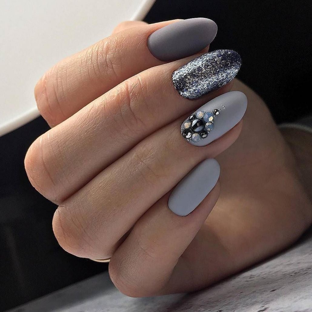 Маникюр серый с белым