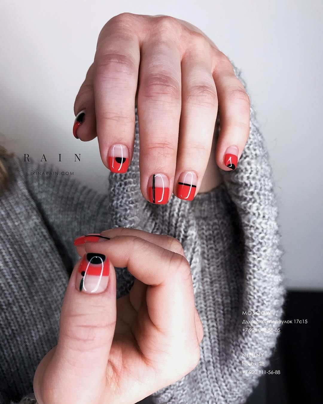 Красный матовый маникюр с кольцами