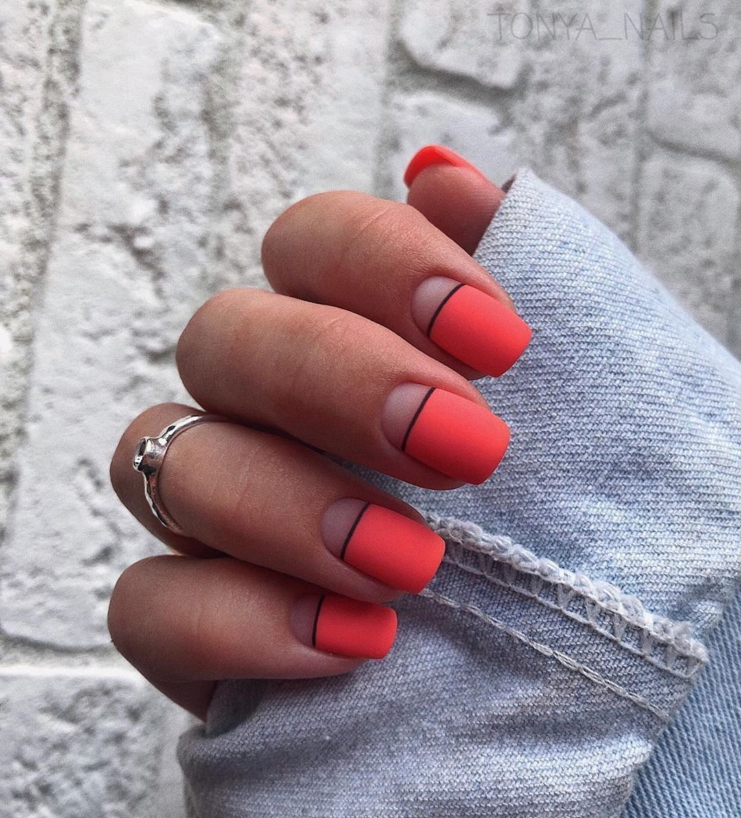 Маникюр серый с красным