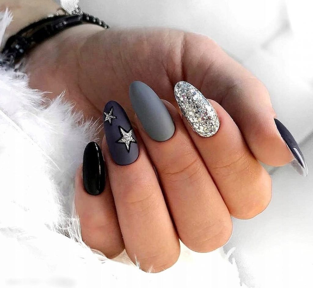 Маникюр серый с белым