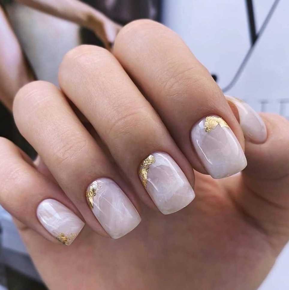 Маникюр мраморный белый с золотом