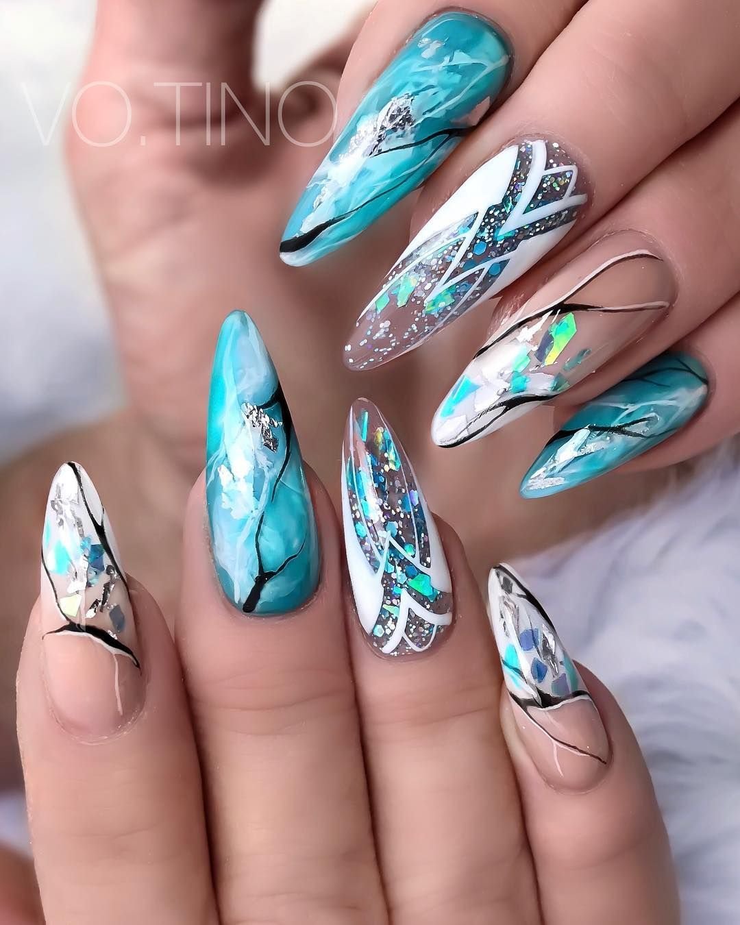 Мраморный маникюр с фольгой