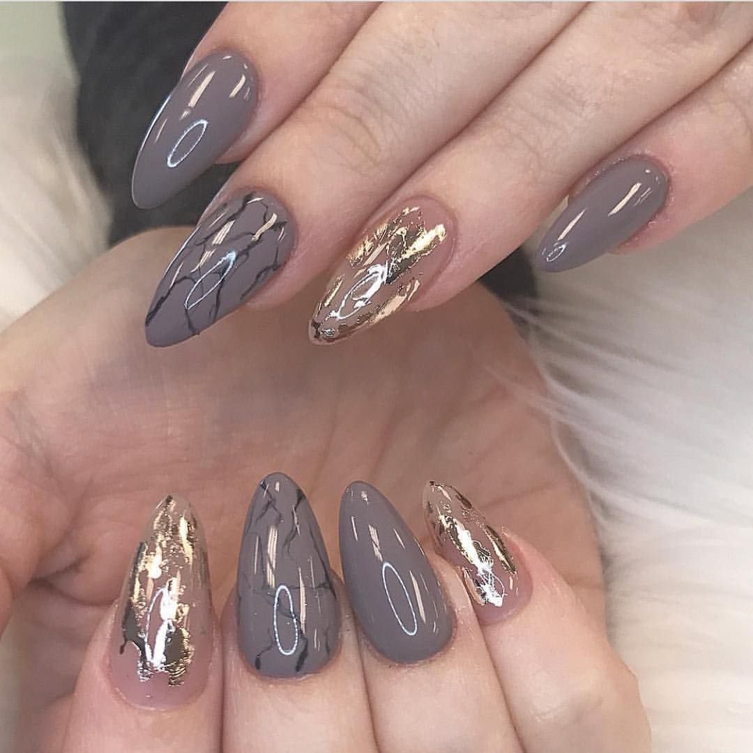 Мраморный маникюр с фольгой