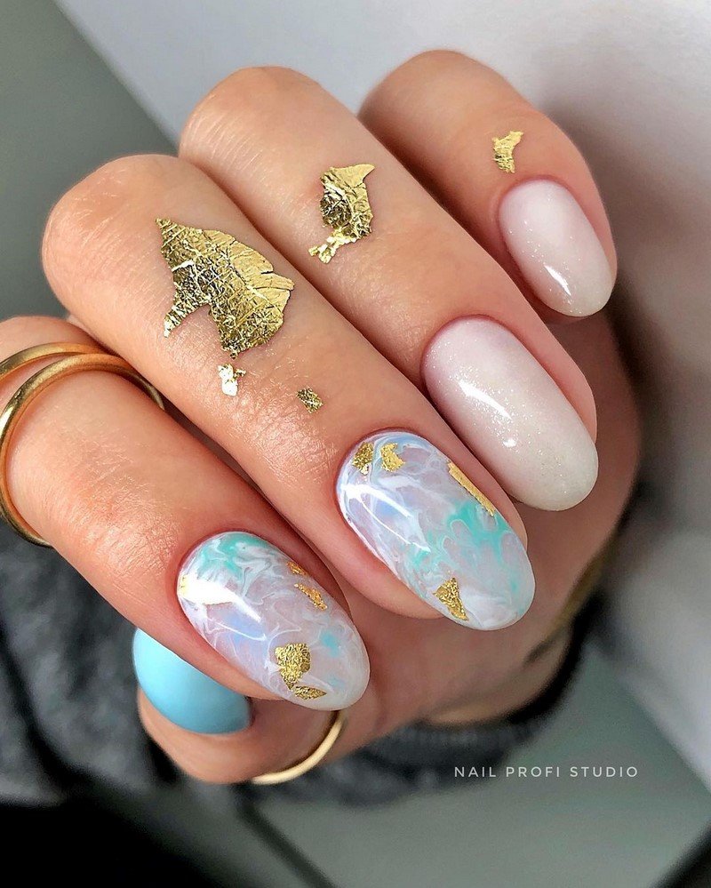 Маникюр с фольгой