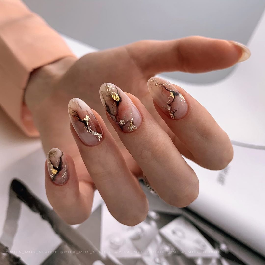 Нюдовый мраморный маникюр 2022