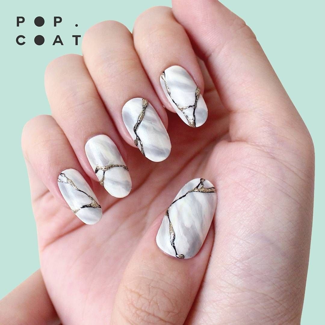 Мраморный маникюр на белую базу