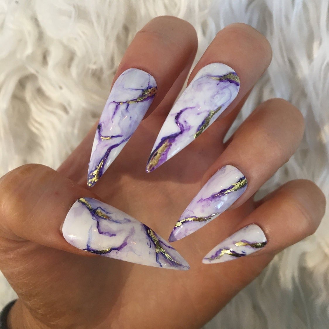 Белые ногти с фиолетовым мрамором