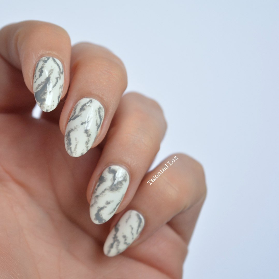 Мраморный маникюр гель лаком
