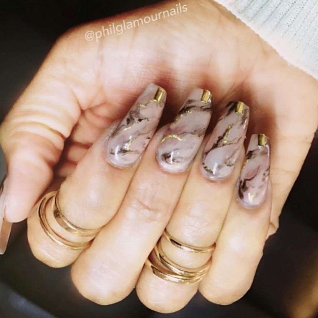 Маникюр мрамор бежевый с золотом