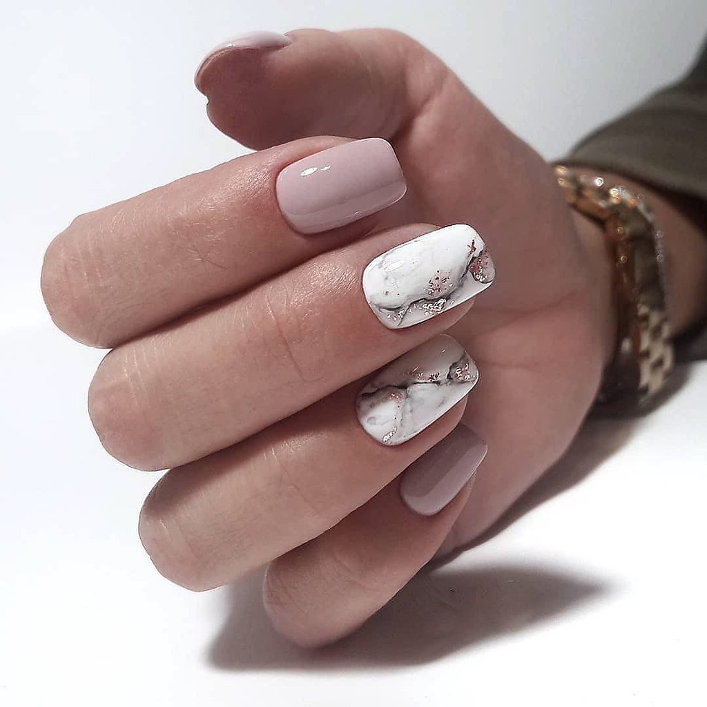 Нюдовый мраморный маникюр 2020
