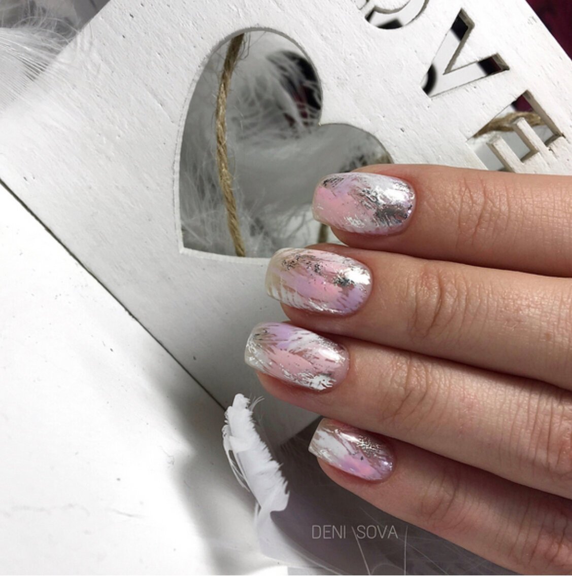 Светлые ногти с фольгой
