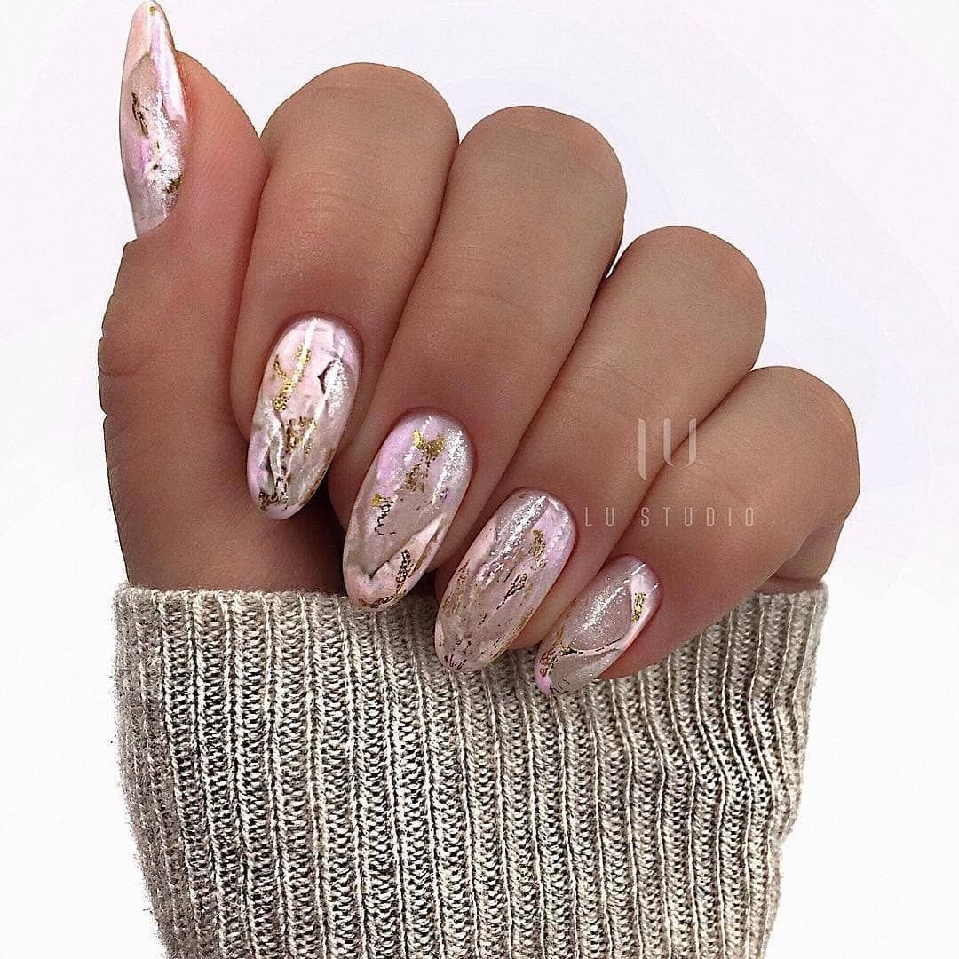 Бежевый маникюр с фольгой