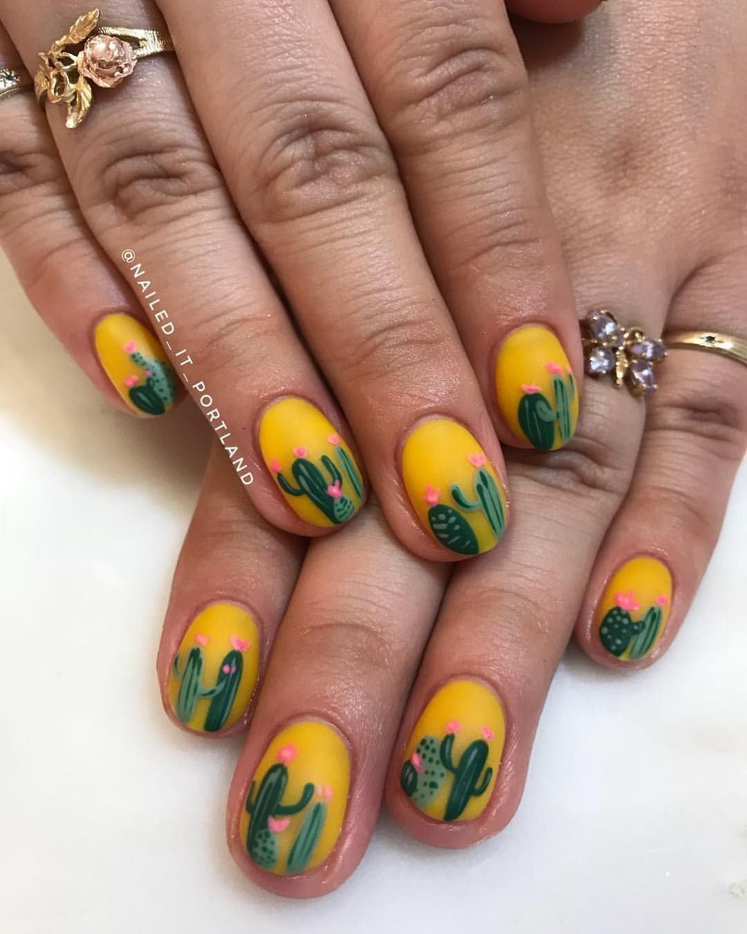 Ногти длинные салатовые желто