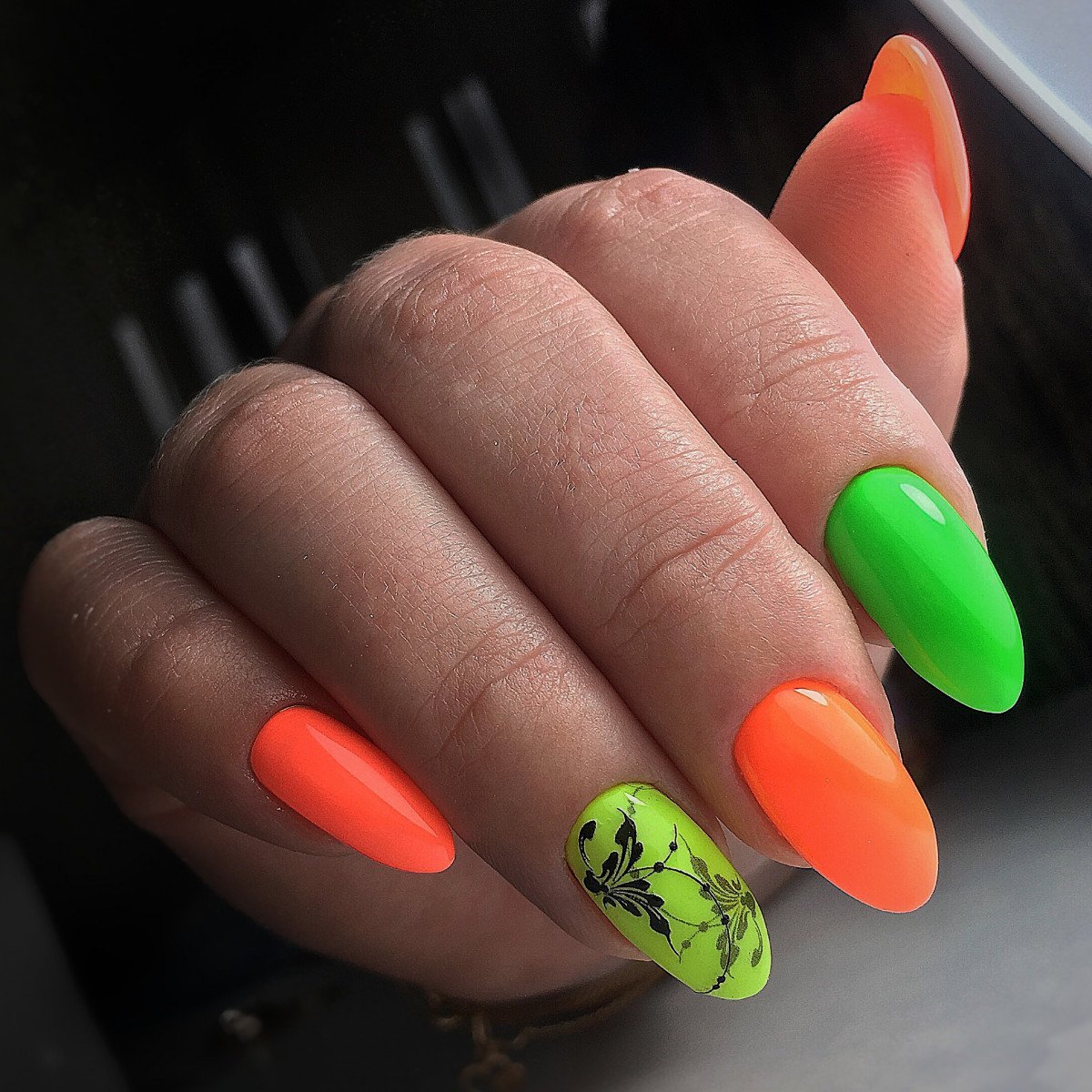 Маникюр оранжевый с зеленым