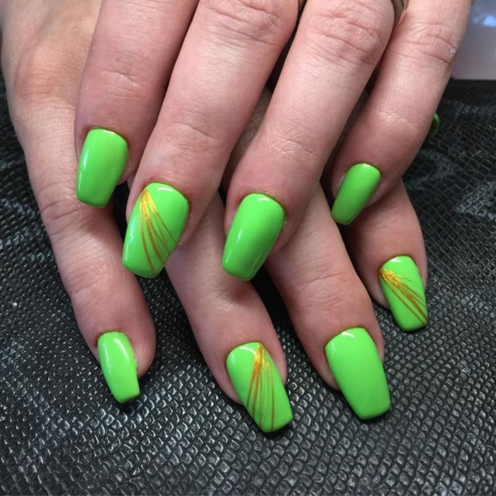 Ногти желтого зеленого оранжевого