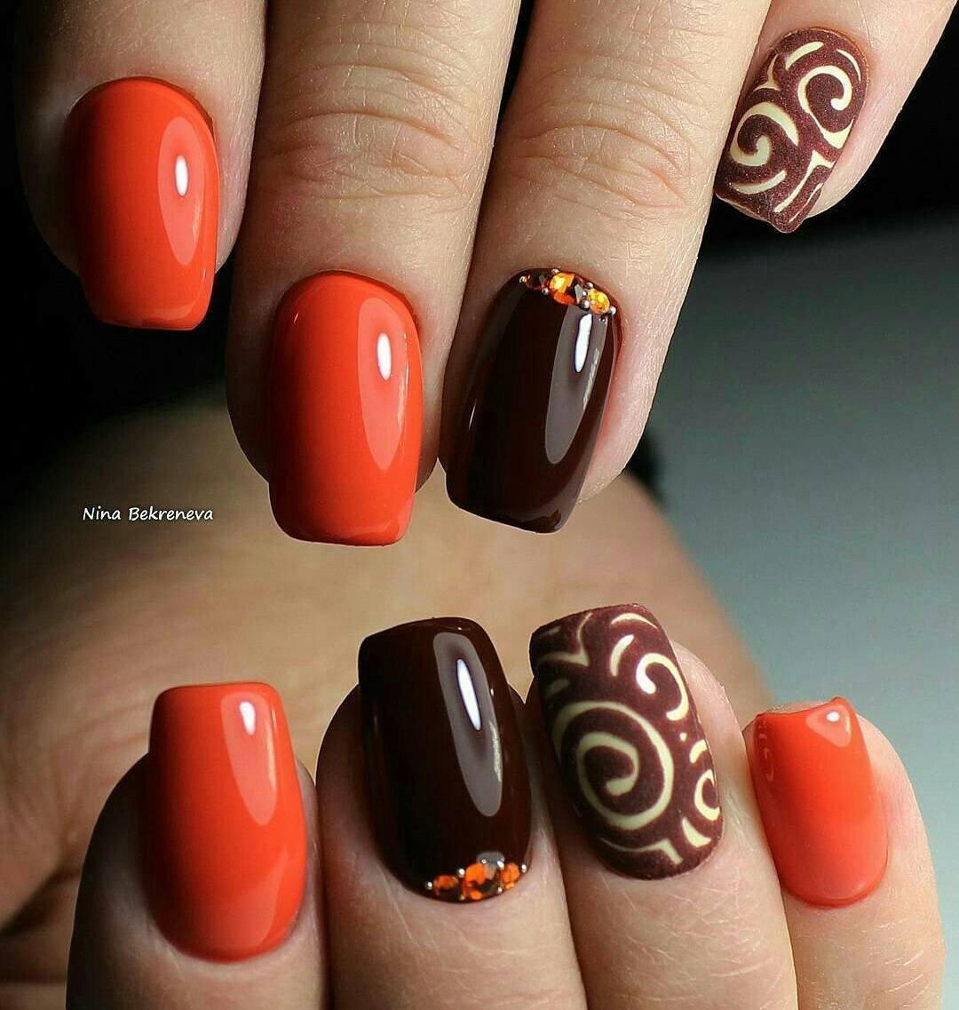Маникюр коричневый с оранжевым