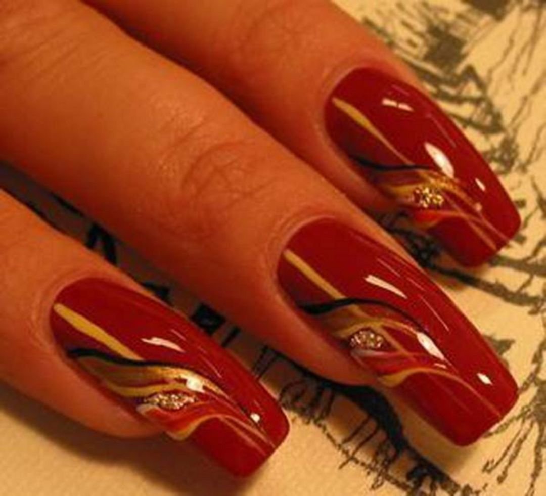 Маникюр терракотовый с золотом