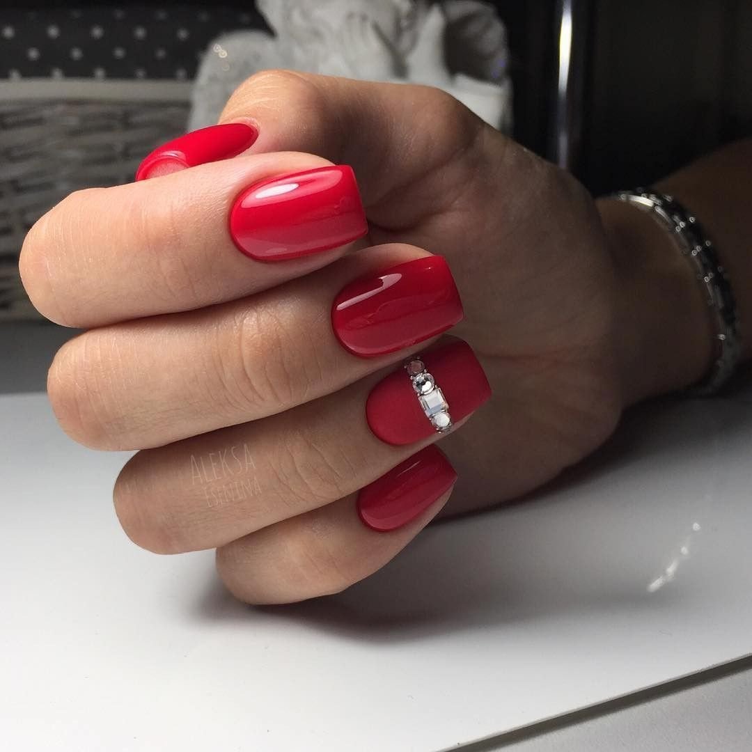 Красный маникюр на короткие ногти квадратной
