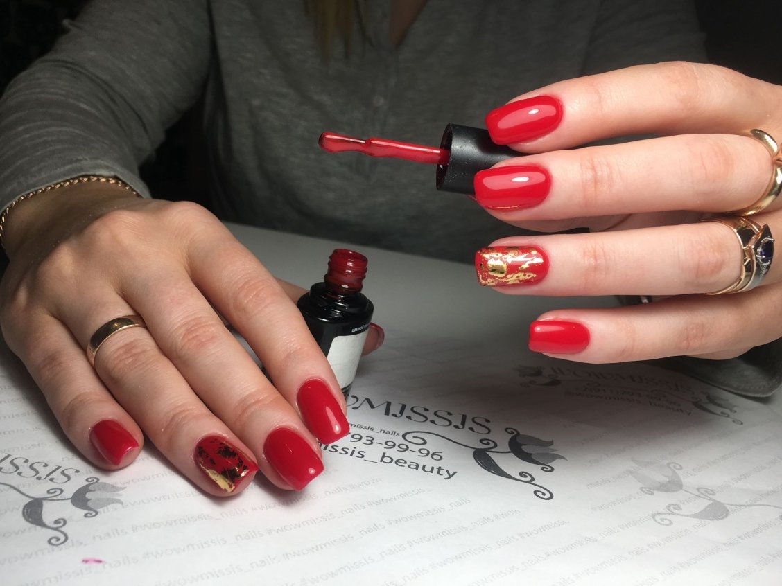 Красный маникюр на короткие ногти квадратной формы