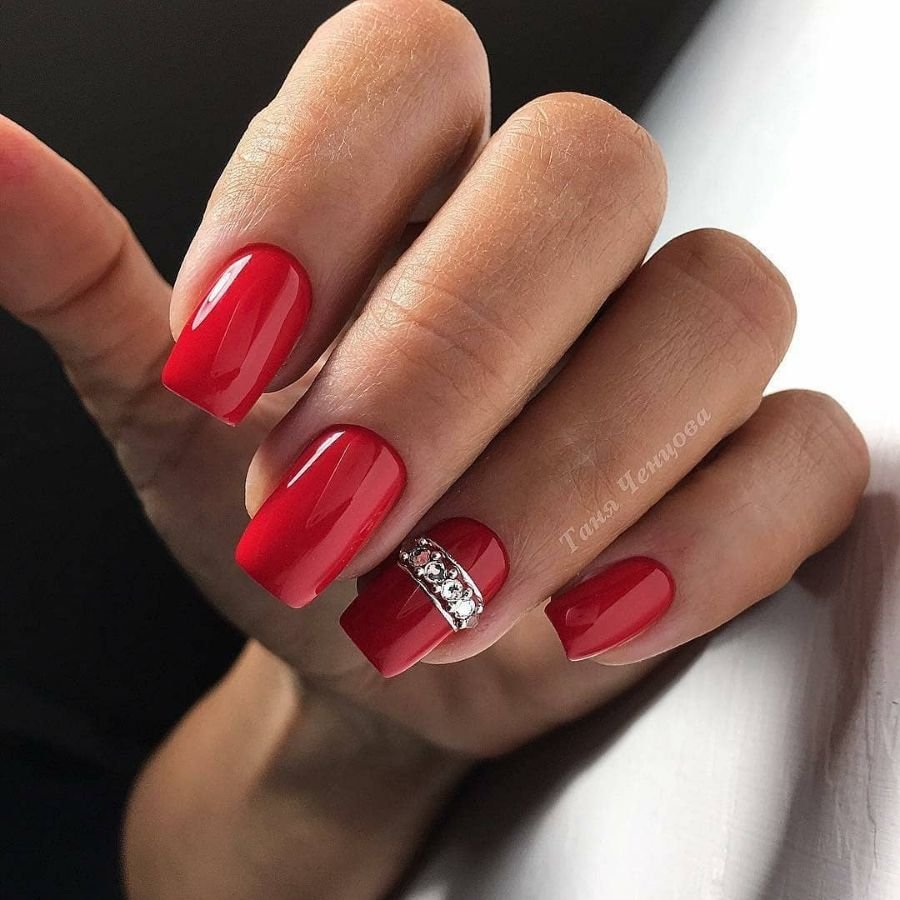 Красный маникюр на квадратные ногти