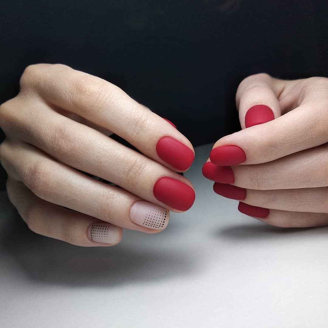 Красные ногти квадрат