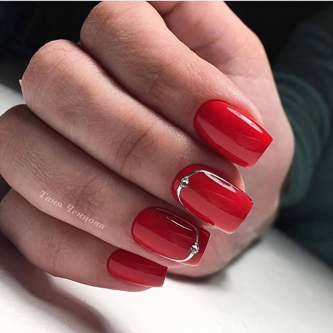 Красный маникюр