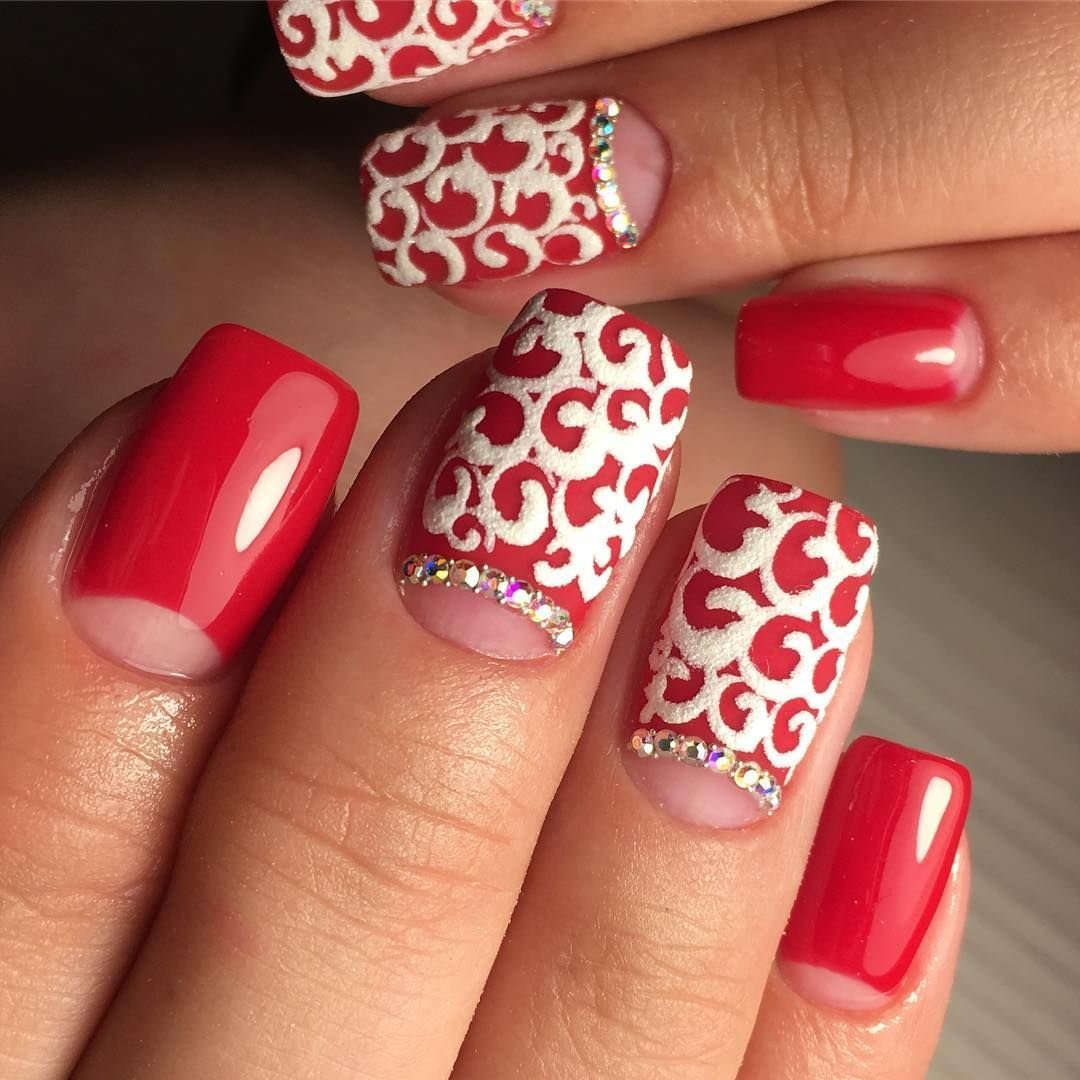 Красный маникюр мягкий квадрат с дизайном