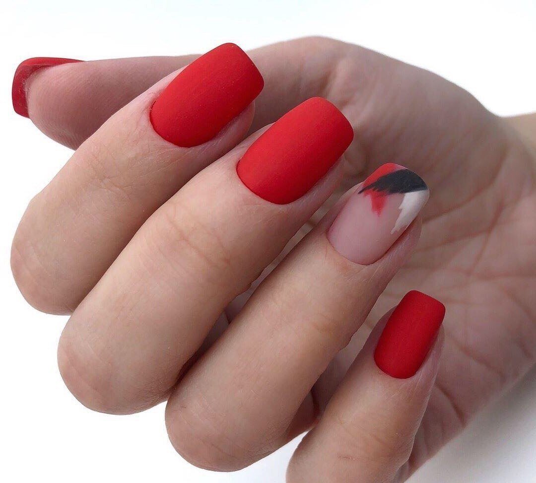 Красный маникюр на квадратные ногти