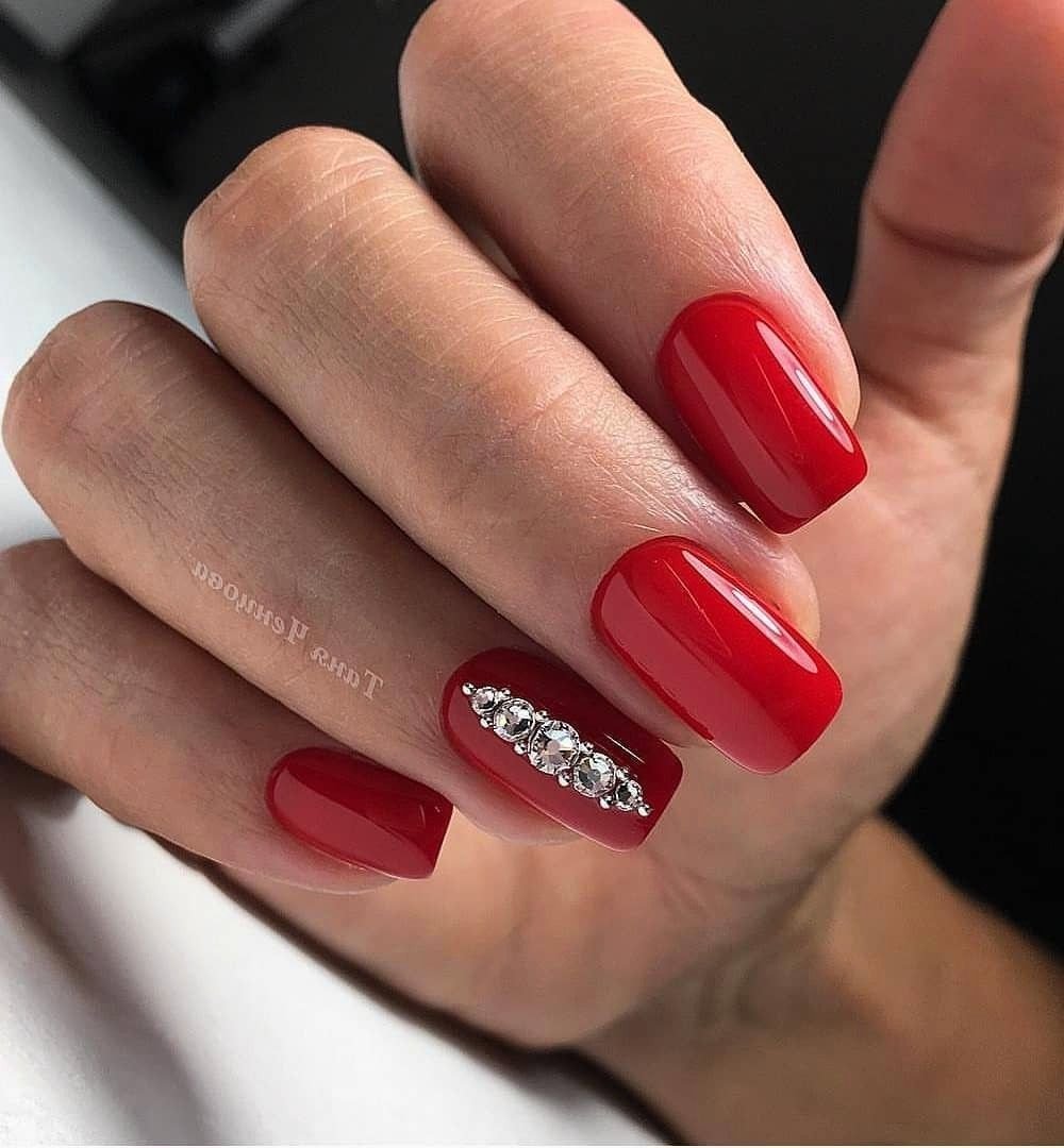 Красные ногти квадрат