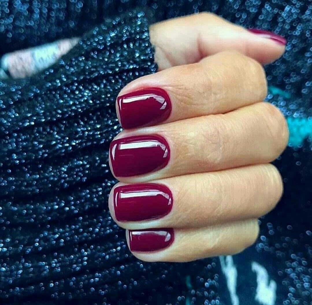 Красный маникюр