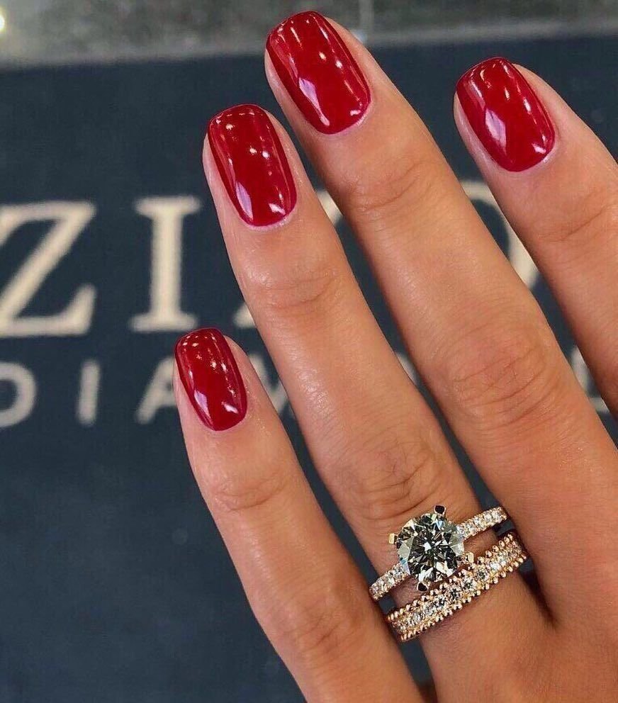 Красный маникюр мягкий квадрат с дизайном