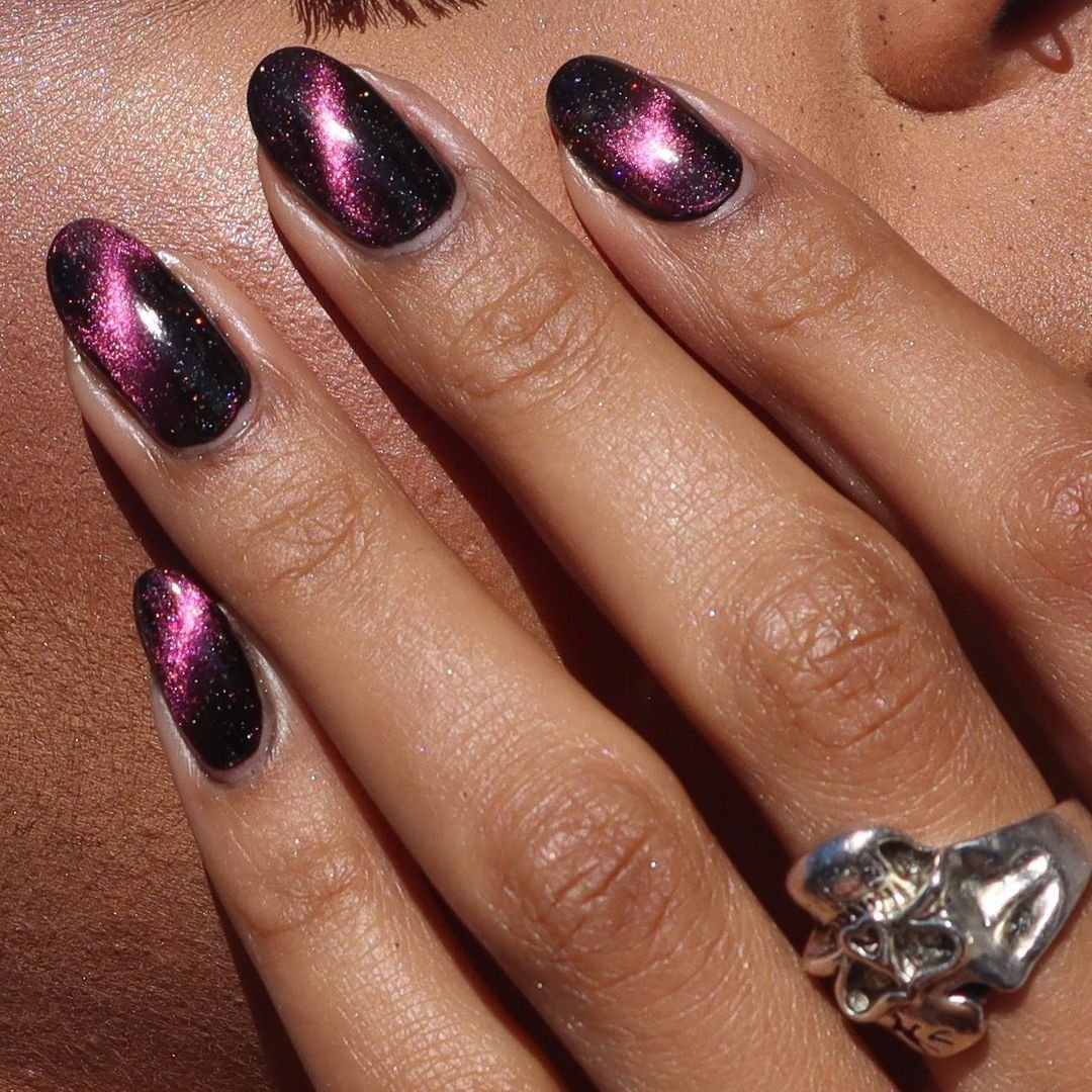 Маникюр бордо с Кошкиным глазом