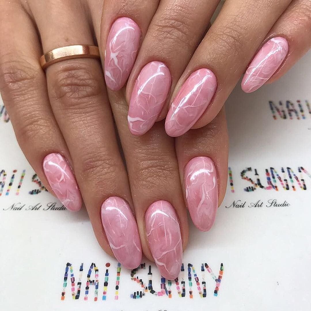 Педикюр вишневого цвета