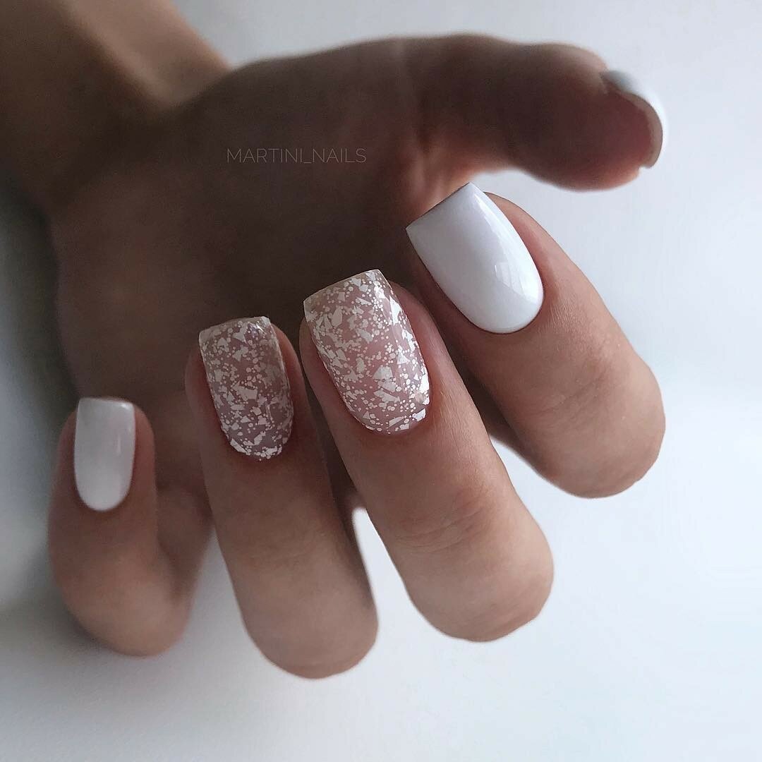 Маникюр с белыми хлопьями