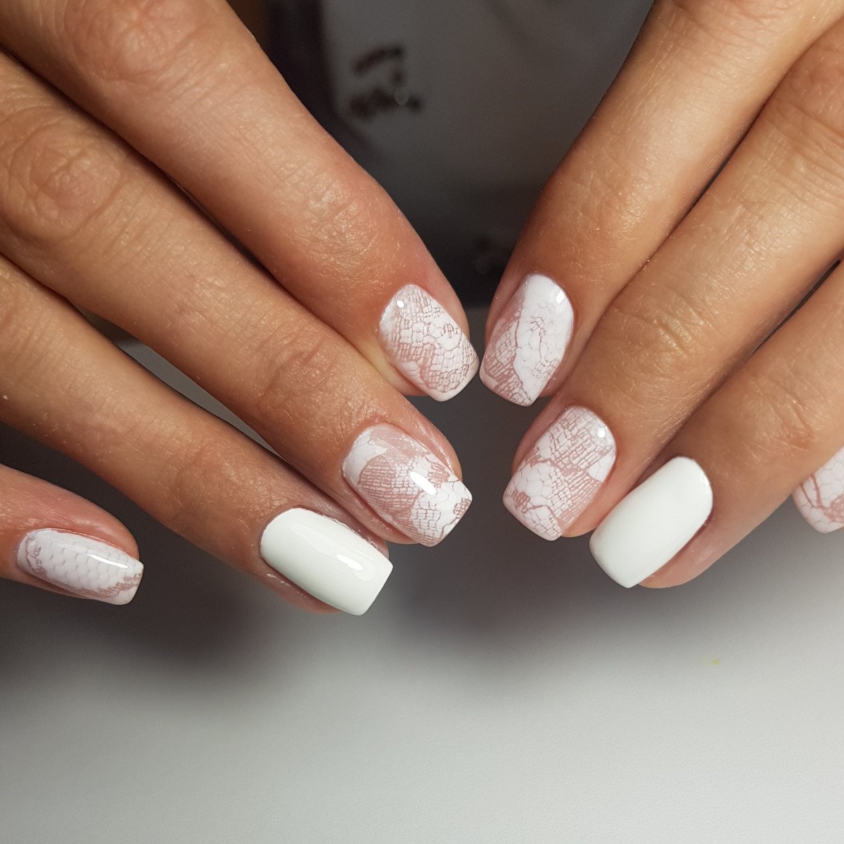 Маникюр с хлопьями белыми на розовом